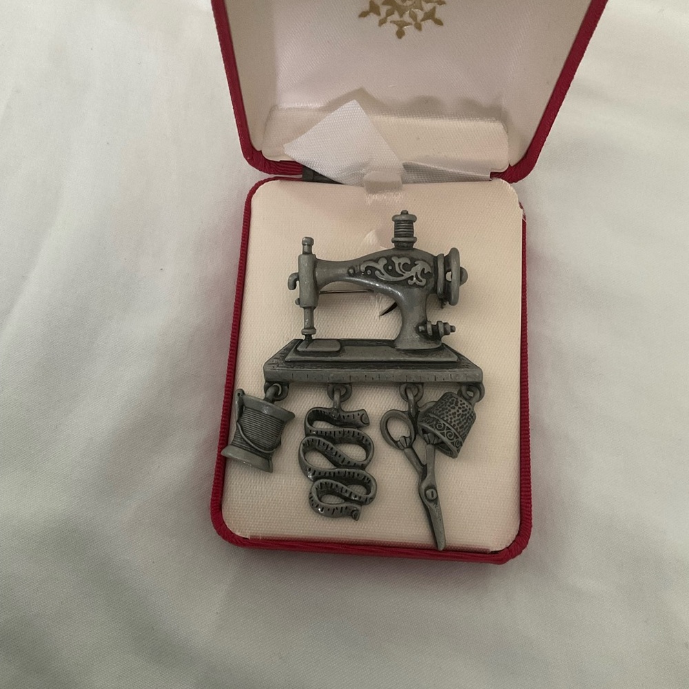 Vintage Sewing Machine Brooch - Silver
